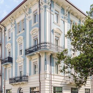 VI Suites
